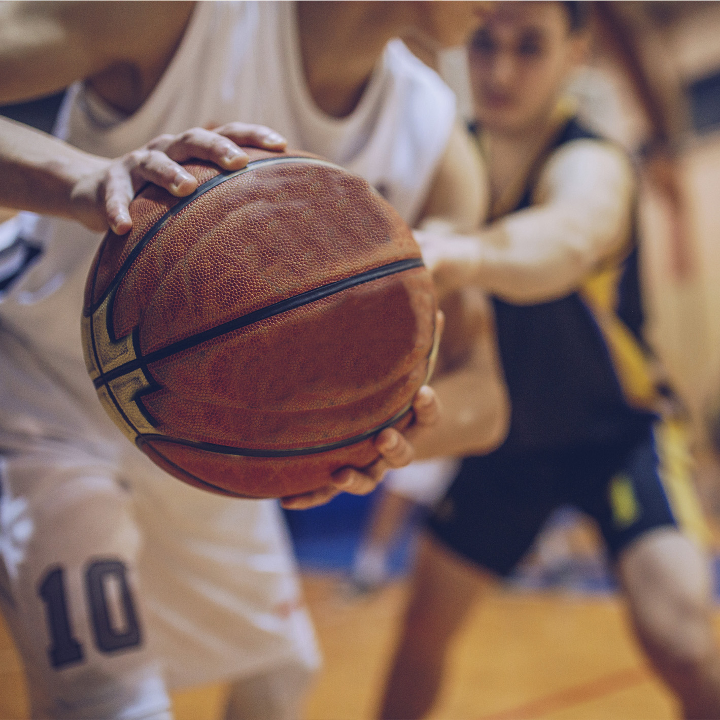 Basketspelare h&aring;ller i boll