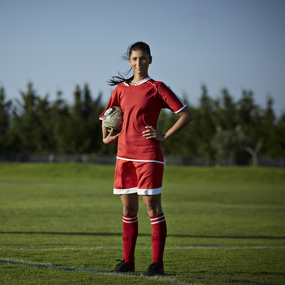 Junior kvinna håller i en fotboll